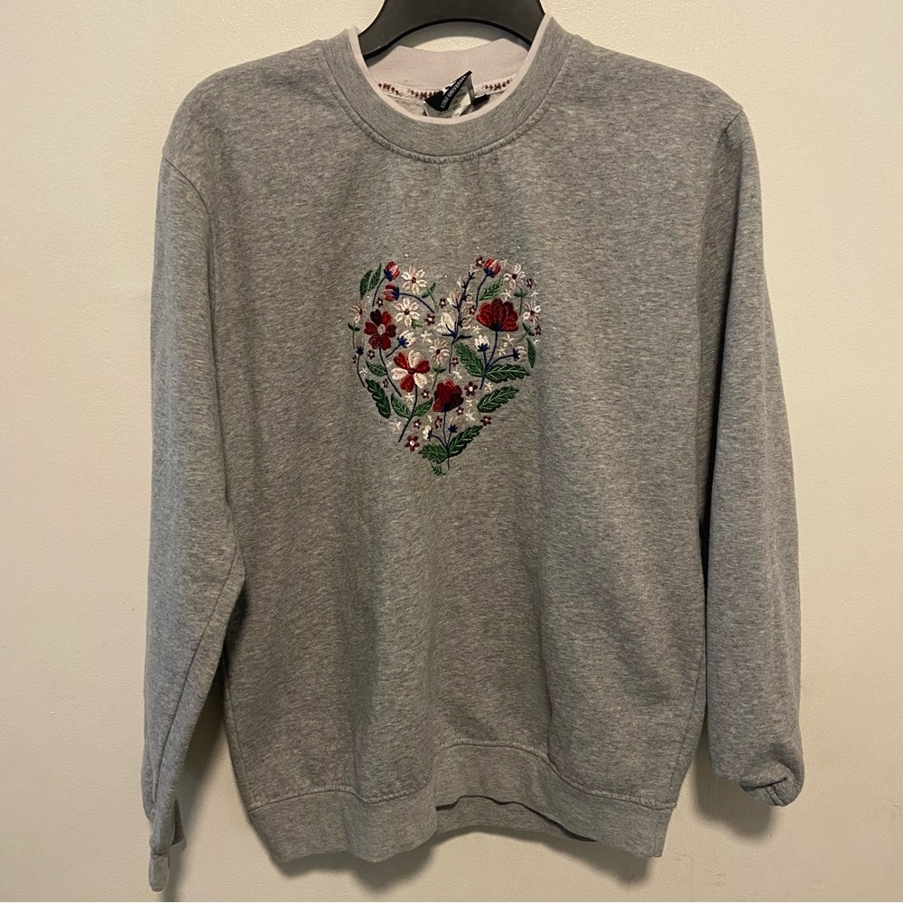 King Universal Women’s Floral Sweater Size Medium Grandma Core Embroidered